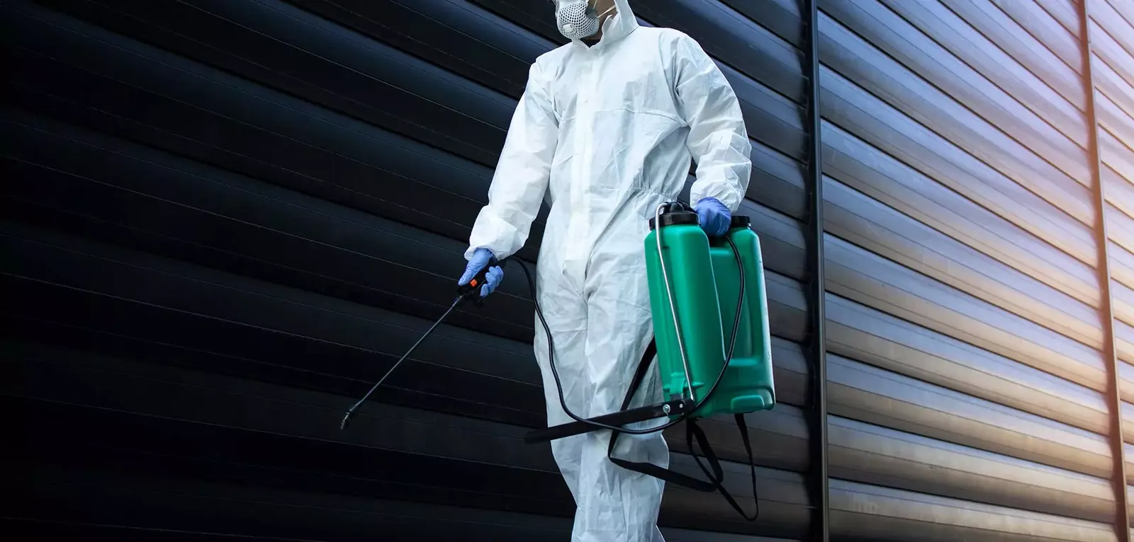 Technicien Elite Nuisibles pulvérisant un traitement en extérieur